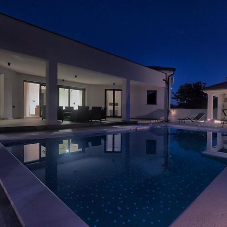 Villa Speranza With Illuminated Pool Pula Exterior photo