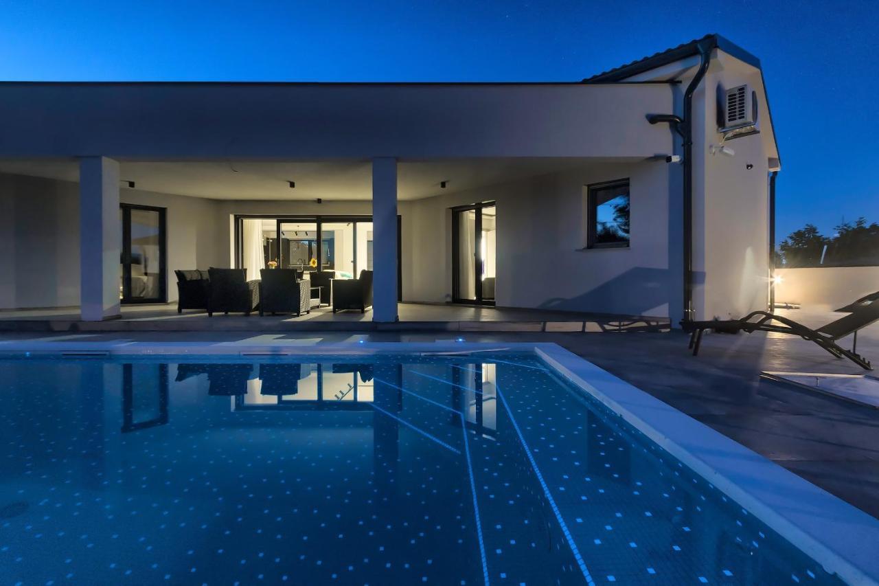 Villa Speranza With Illuminated Pool Pula Exterior photo