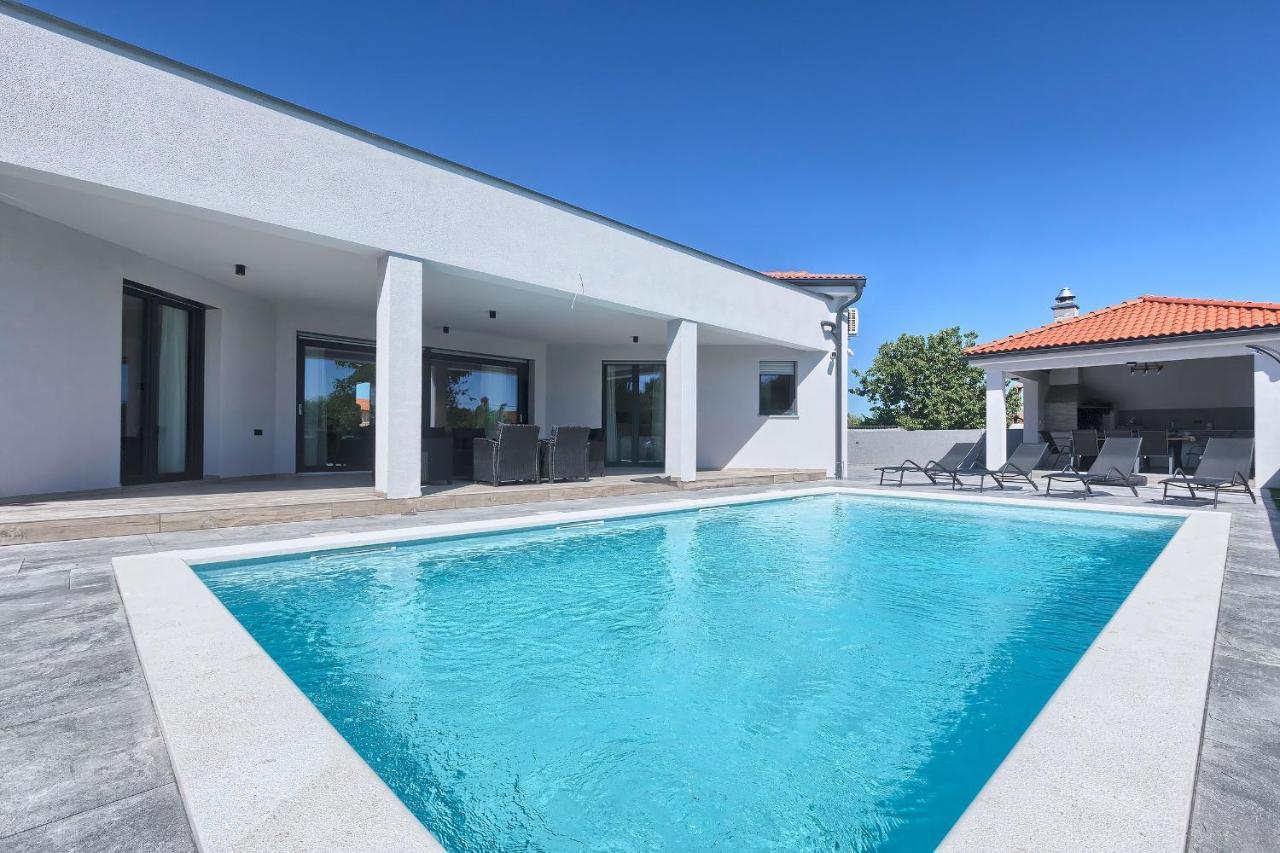 Villa Speranza With Illuminated Pool Pula Exterior photo